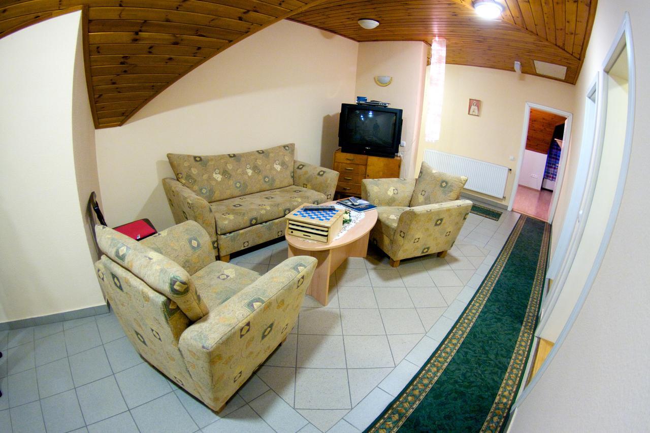 Gilde Panzio Bed and Breakfast Pilisvörösvár Eksteriør billede